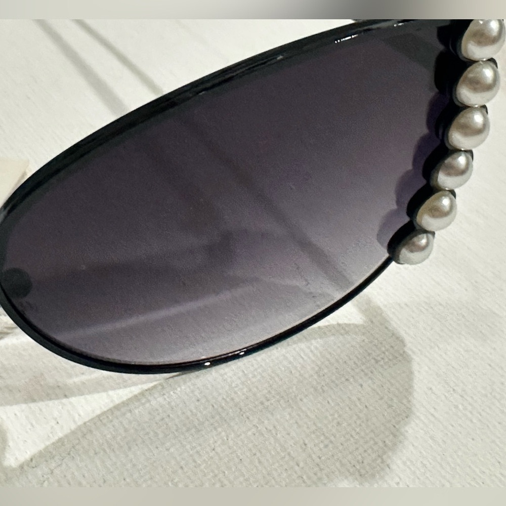 Black frame Sunglasses with Pearl Accents. NWT - Picture 5 of 6